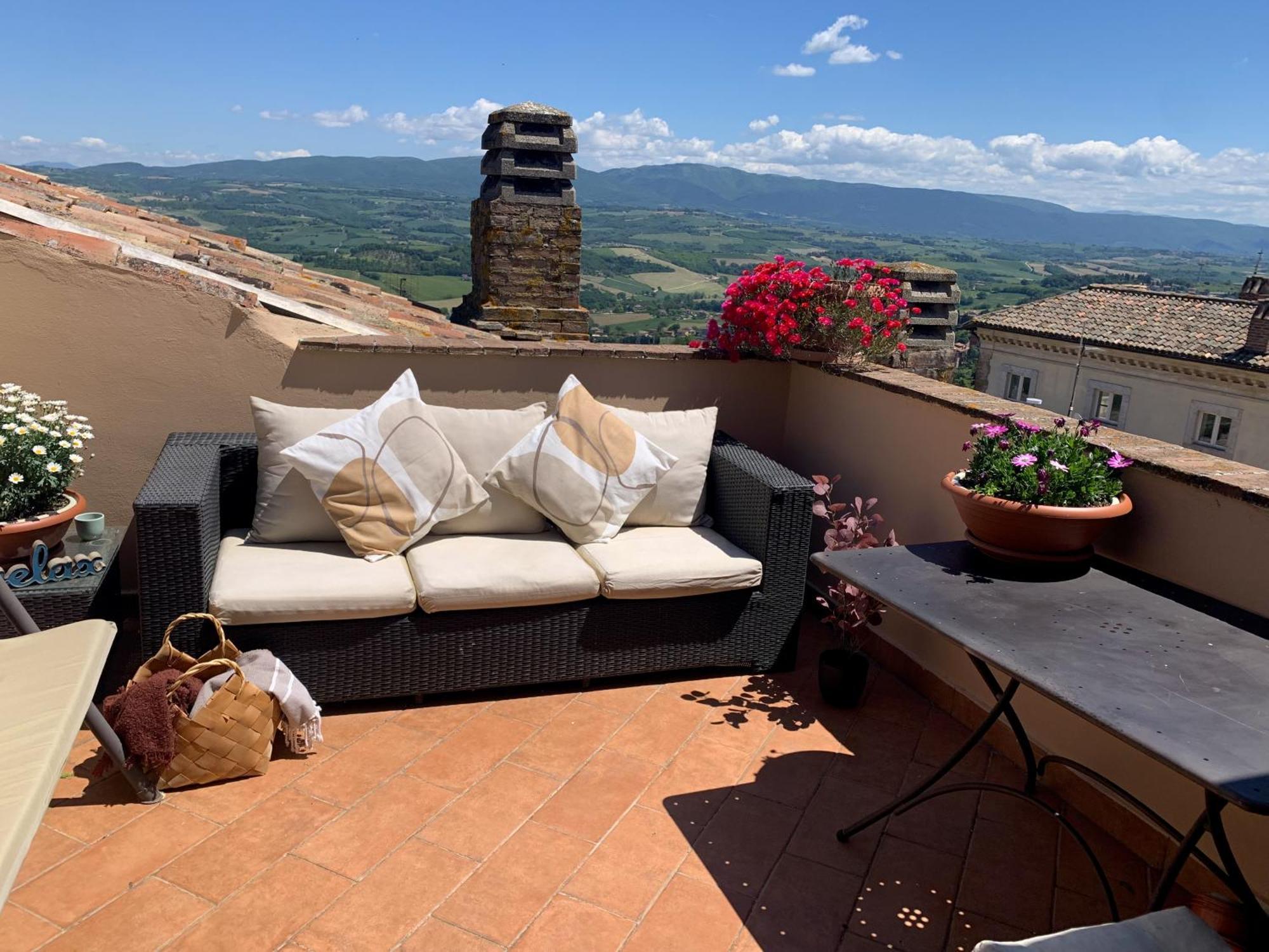 Apartamento La Terrazza Sul Verde, Vista Mozzafiato In Pieno Centro Todi Exterior foto
