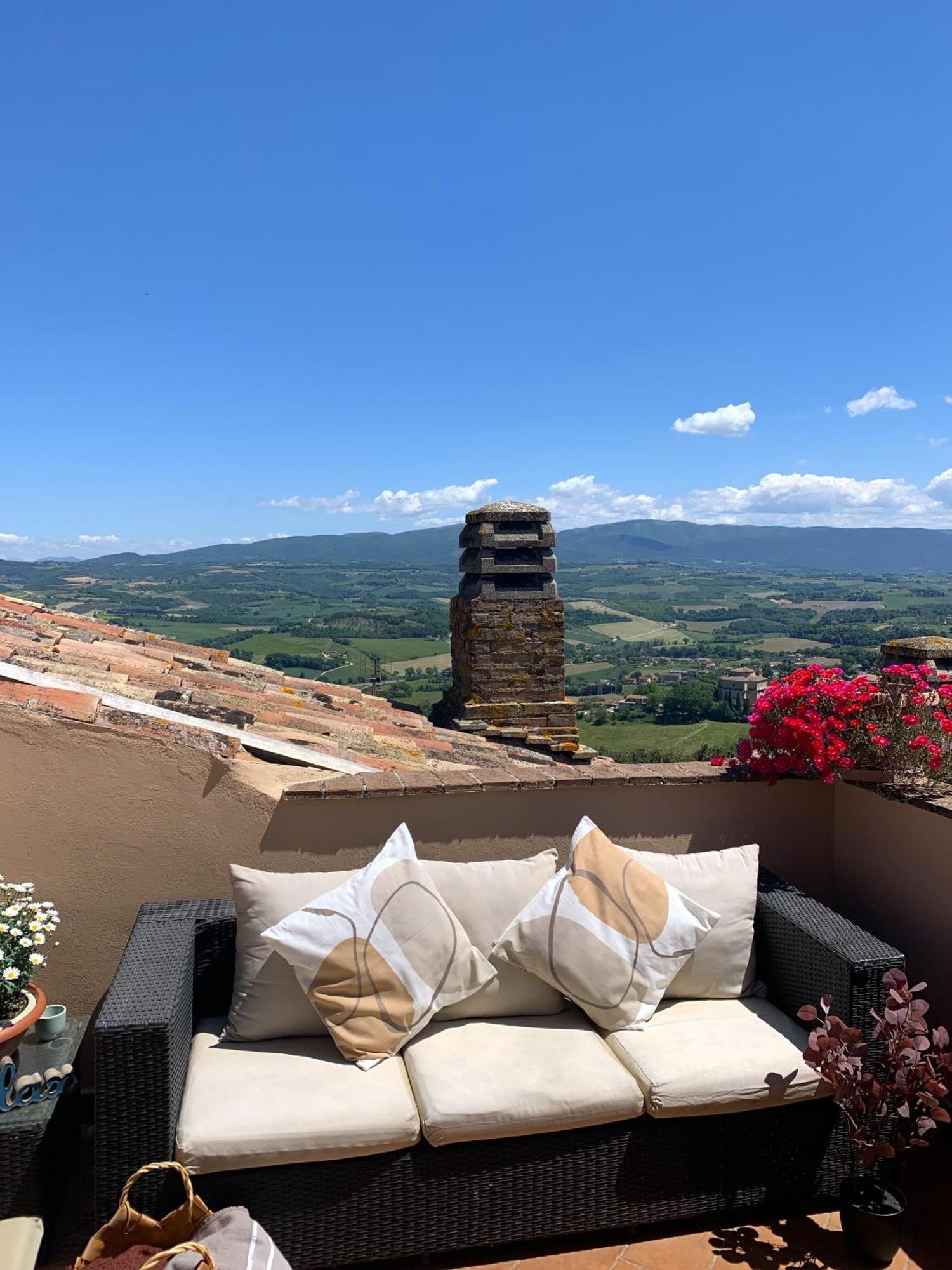 Apartamento La Terrazza Sul Verde, Vista Mozzafiato In Pieno Centro Todi Exterior foto