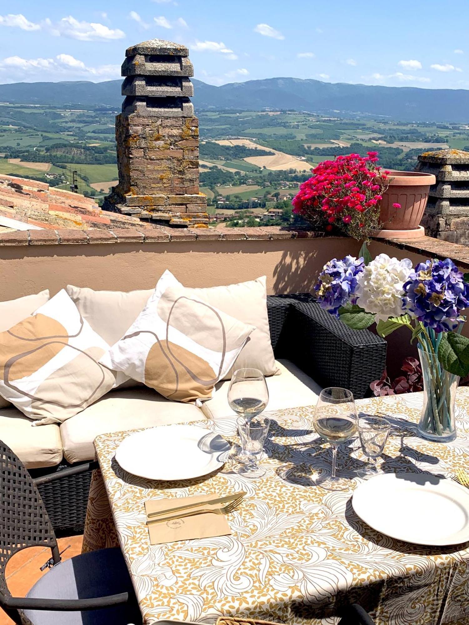 Apartamento La Terrazza Sul Verde, Vista Mozzafiato In Pieno Centro Todi Exterior foto