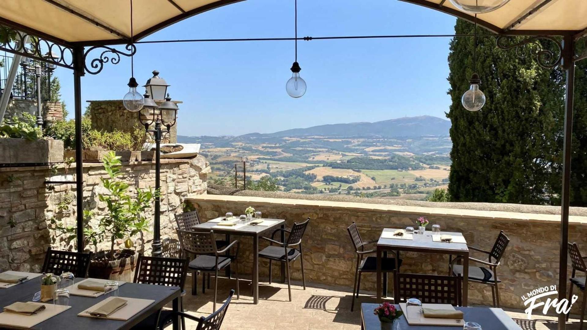 Apartamento La Terrazza Sul Verde, Vista Mozzafiato In Pieno Centro Todi Exterior foto