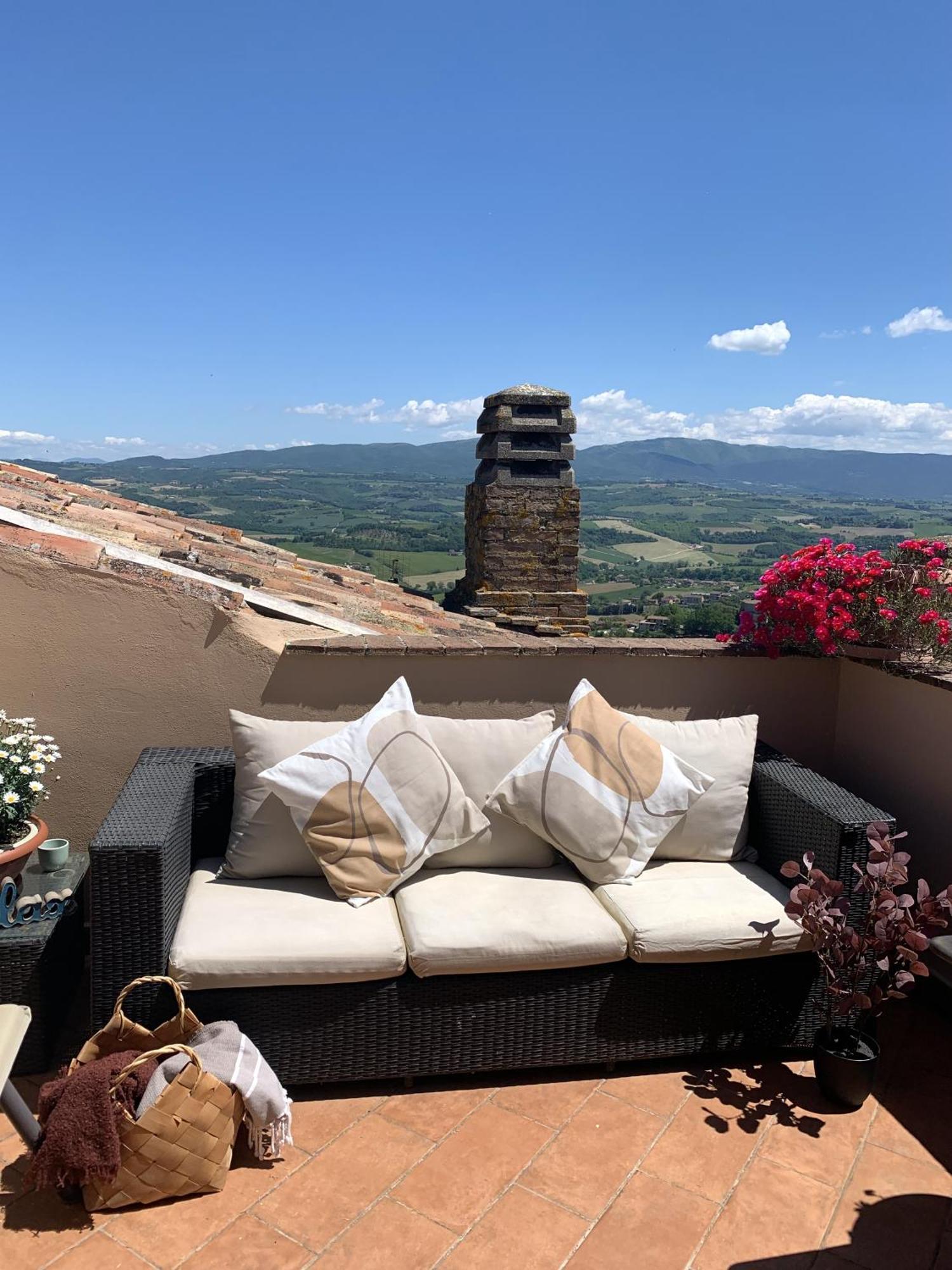 Apartamento La Terrazza Sul Verde, Vista Mozzafiato In Pieno Centro Todi Exterior foto